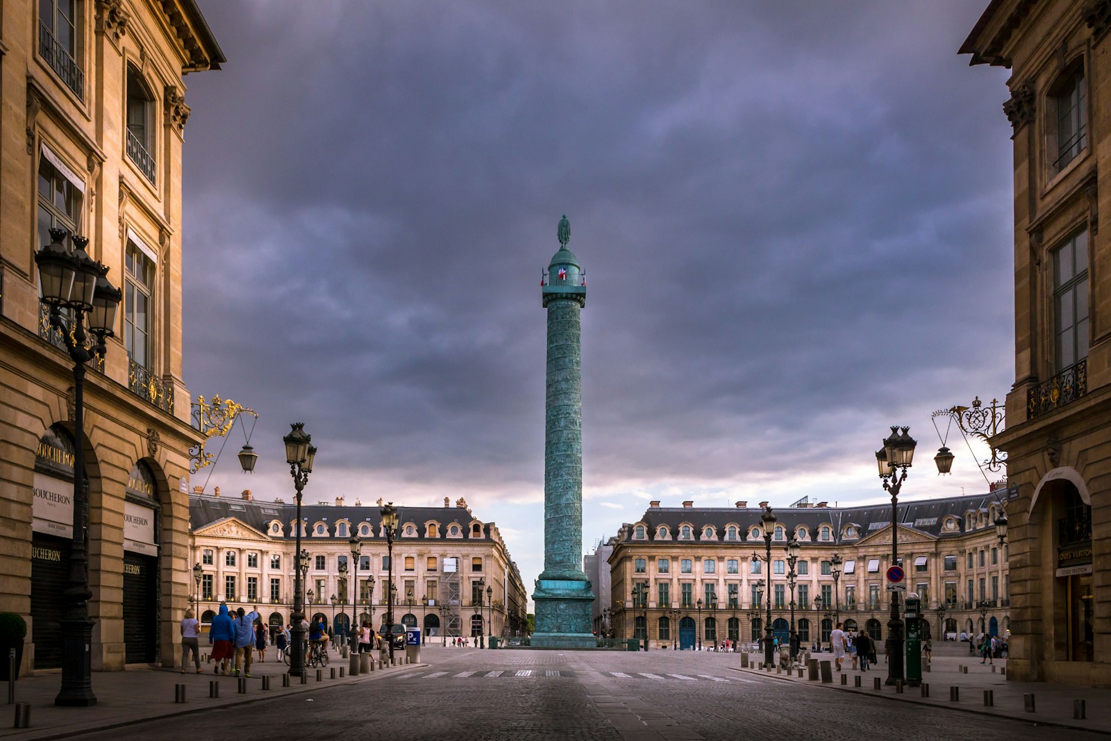 gray concrete monument